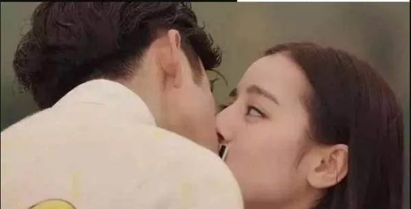 明星拍吻戏为了不用真亲，各种道具也是绝了，还不如不用呢，你怎么看？