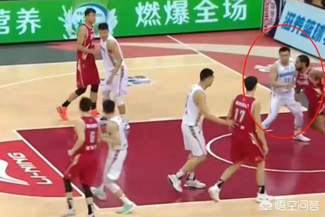王骁辉无球时一有动作就被吹犯规，是不是被盯上了？