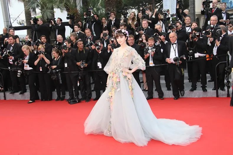 戛纳红毯10万走一趟 明码标价生意有多好？