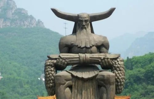 三位头上长角的人，头上长角代表了什么？