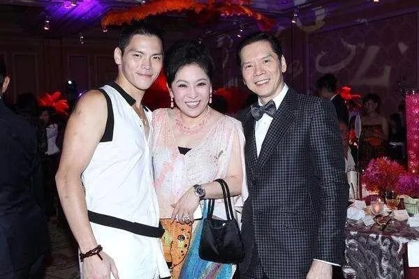 向华强儿子娶回女神,他的女儿现状如何?