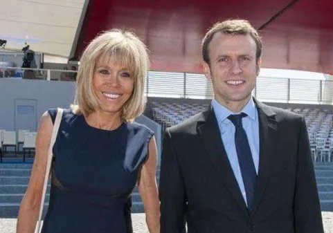 法国总统夫人的家庭背景是怎么样的？