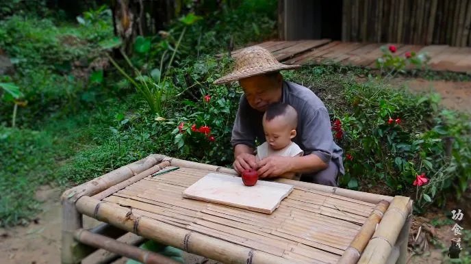 61岁中国大爷火爆外媒！靠“玩”木头炸翻热搜，惹上亿老外看傻眼：简直是宝藏爷爷！