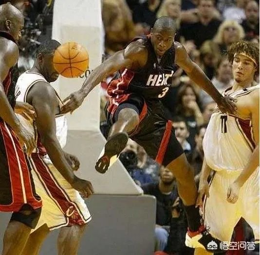 奇才VS尼克斯,比尔化身“袭胸侠”,“袭胸”过程长达5秒,你怎么看?