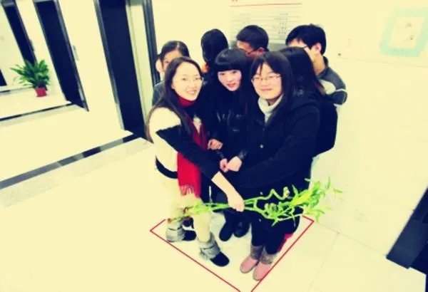 1平方米能站多少人