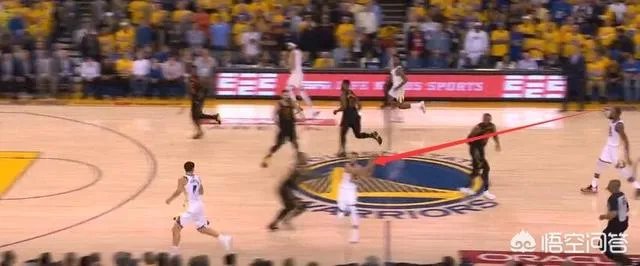 总决赛第一场,上半场库里命中压哨三分,露出了迷之微笑。你怎么看?