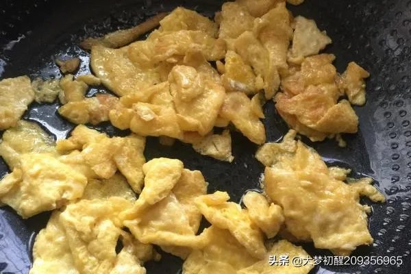 木耳炒鸡蛋怎么做？