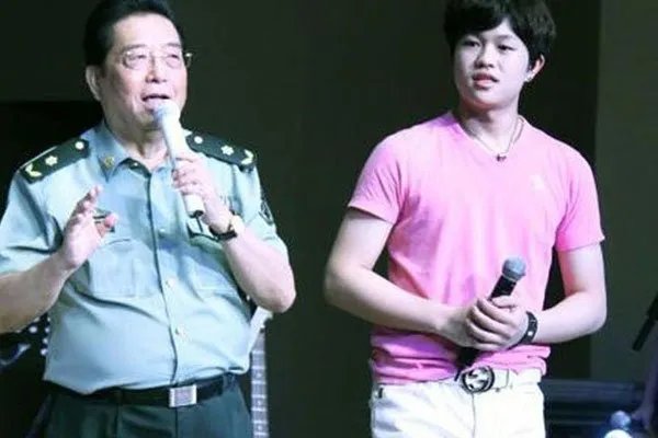 李双江年薪多少 李天一豪车豪宅一大堆能够支撑的起