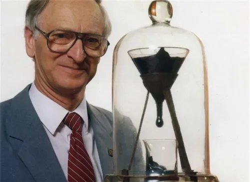 沥青滴漏实验：持续了近百年，熬死了2位教授，目的到底是什么？