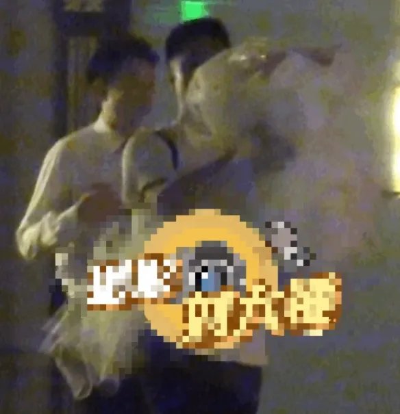 姚笛老公深夜约会疑出轨!女方身材火辣 双方动作暧昧