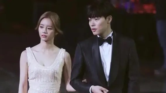 李惠利、柳俊烈又曝甜蜜约会照，餐厅深情对视，他们当初是如何结缘的