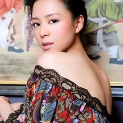 张静初整容前后照片曝光 前额异常凸起似南极仙翁