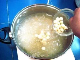 冰糖银耳莲子羹