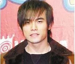 周杰伦取下假发头发稀疏秃顶照片 周杰伦头发怎么变多的是假的吗