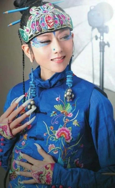 62岁杨丽萍独自现身街头，身材纤瘦走路不稳且慢，对此你怎么看？