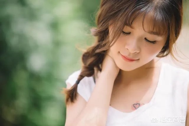 女孩子经常拍花的照片给我看是什么意思？