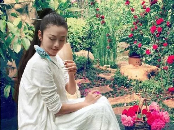 62岁杨丽萍独自现身街头，身材纤瘦走路不稳且慢，对此你怎么看？