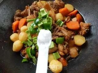土豆炖鸡块