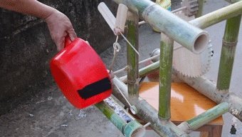 61岁中国大爷火爆外媒！靠“玩”木头炸翻热搜，惹上亿老外看傻眼：简直是宝藏爷爷！