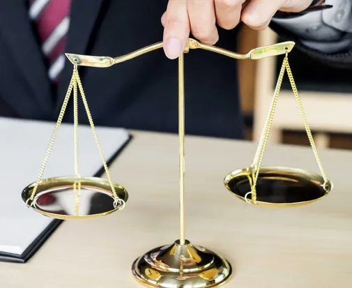 自食恶果！男子出轨50岁女领导，最后落得个撤职降级的结果，你说他冤吗？