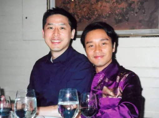 张国荣迎66岁冥寿，唐鹤德晒昔日亲密照，他们的友谊是如何何时开始的？