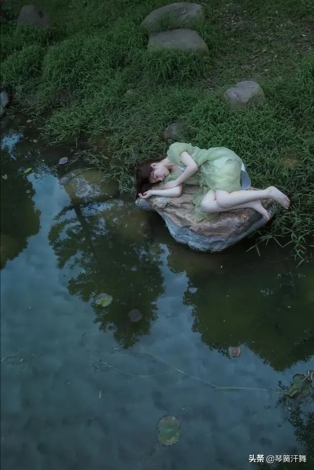 上联：听红尘恋歌的感伤，缱绻珍藏心事。下联你会吗？