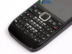 内置QWERTY全键盘：诺基亚 E63