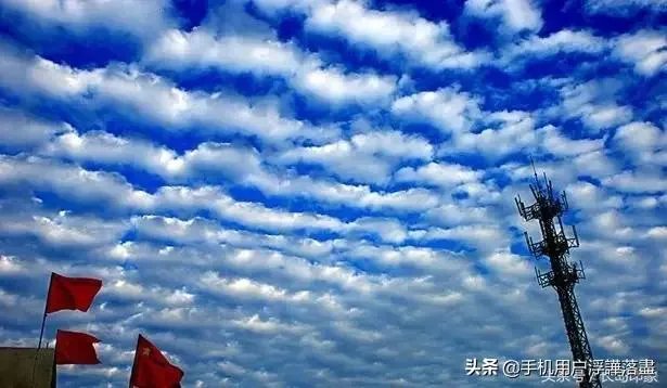 上联：听红尘恋歌的感伤，缱绻珍藏心事。下联你会吗？