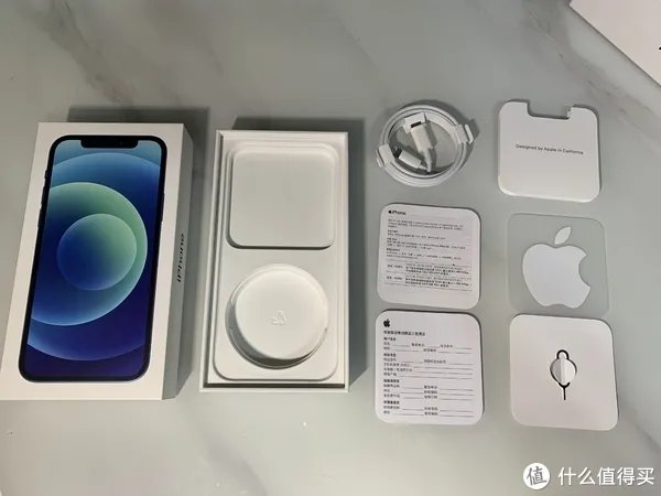 给老爸老妈换个iPhone吧！——iPhone12开箱简评。还把屏幕划伤了！