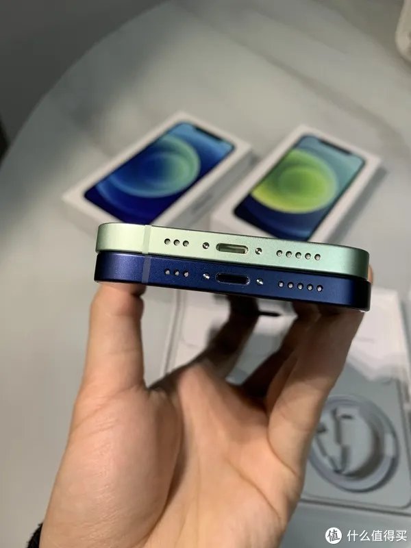 给老爸老妈换个iPhone吧！——iPhone12开箱简评。还把屏幕划伤了！