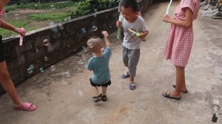 61岁中国大爷火爆外媒！靠“玩”木头炸翻热搜，惹上亿老外看傻眼：简直是宝藏爷爷！