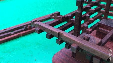 61岁中国大爷火爆外媒！靠“玩”木头炸翻热搜，惹上亿老外看傻眼：简直是宝藏爷爷！