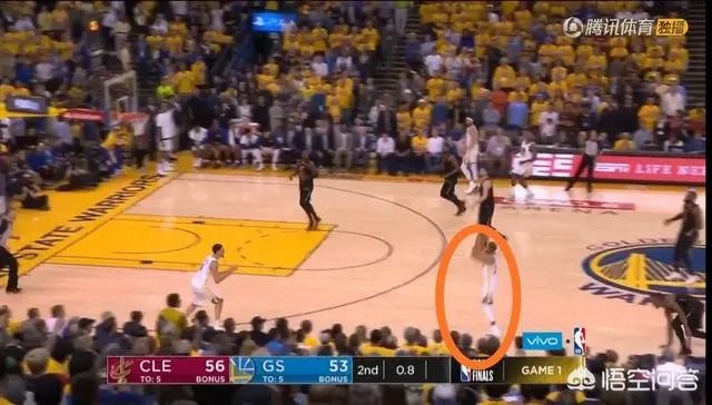 总决赛第一场,上半场库里命中压哨三分,露出了迷之微笑。你怎么看?