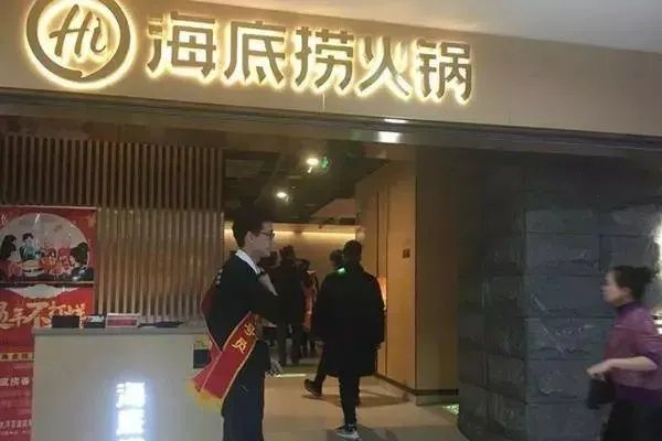 海底捞回应女顾客就餐时身亡：全力配合警方调查！目前有何线索？