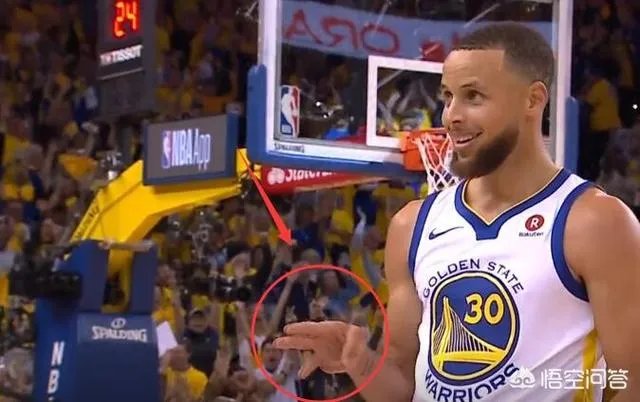 总决赛第一场,上半场库里命中压哨三分,露出了迷之微笑。你怎么看?