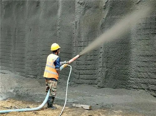 喷射混凝土的施工工艺有哪几种？简述各自的特点