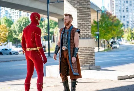 《闪电侠》新剧照曝光 网友：廉价版钢铁侠？