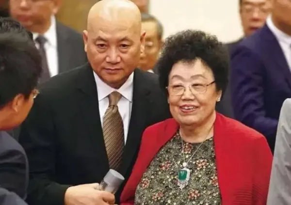 86版唐僧扮演者徐少华现身街头做公益，与迟重瑞的生活有何不同？