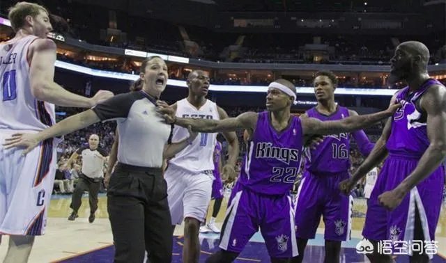 奇才VS尼克斯,比尔化身“袭胸侠”,“袭胸”过程长达5秒,你怎么看?