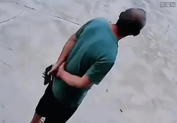 女儿中秋未归监控看父亲院中远眺 看到这一幕十分心酸