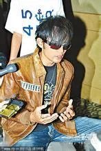 周杰伦取下假发头发稀疏秃顶照片 周杰伦头发怎么变多的是假的吗