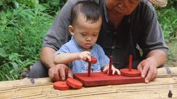 61岁中国大爷火爆外媒！靠“玩”木头炸翻热搜，惹上亿老外看傻眼：简直是宝藏爷爷！