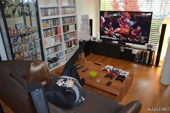 世界第一死宅萝莉早餐毁三观 众多美少女都被舔遍！