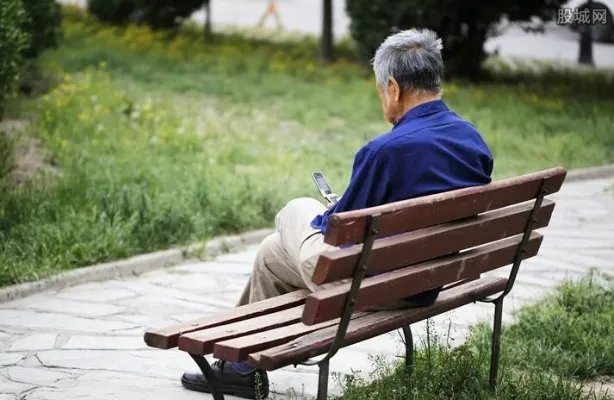 老人遭鲁某推倒后多次冲向厨房 事件性质再次发生逆转？