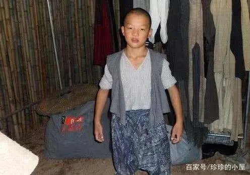 因长相丑被亲妈抛弃，后被周星驰捧红，葛行于如今过得怎样了呢？