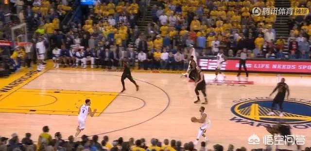 总决赛第一场,上半场库里命中压哨三分,露出了迷之微笑。你怎么看?