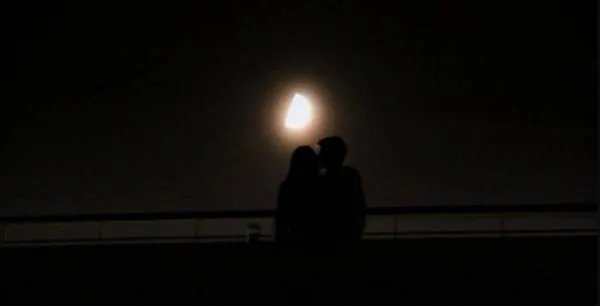 明星拍吻戏为了不用真亲，各种道具也是绝了，还不如不用呢，你怎么看？