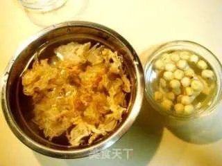 冰糖银耳莲子羹