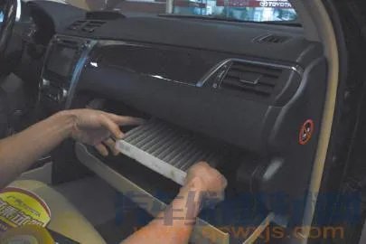 汽车空调滤芯怎么换 拆装更换空调滤芯步骤