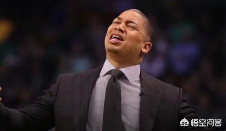 总决赛第一场,上半场库里命中压哨三分,露出了迷之微笑。你怎么看?